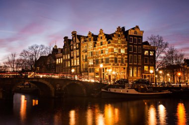 Gece karanlığında Amsterdam kanal evleri