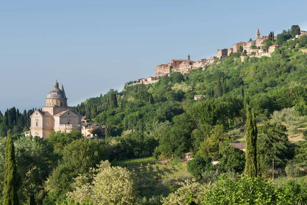 Montepulciano, na kopci město s katedrálou v Toskánsku — Stock fotografie