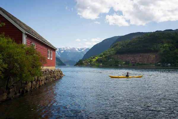 Каякинг на фьорде в Норвегии — стоковое фото
