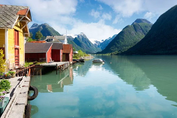 Fiorde com casas coloridas e montanhas na Noruega — Fotografia de Stock