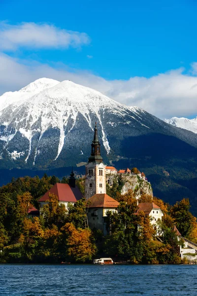Lago Bled con nieve en las montañas en otoño —  Fotos de Stock