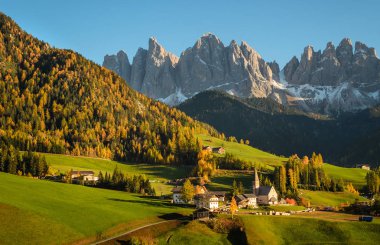 Val di Funes sonbaharda Dolomites içinde