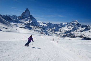 Kadın kayakçı Matterhorn dağ yamaçlarında Kayak