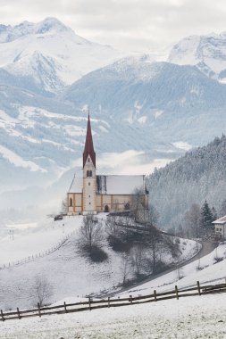 Kilise kış Avusturya'da bir Alp dağ arka plan ile