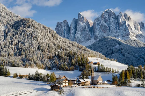 Dolomitok falu télen a hóban — Stock Fotó