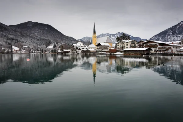 Chiesa accanto a un lago nella neve — Foto Stock