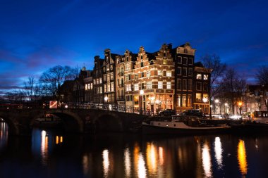 Gece karanlığında ışıklı Amsterdam kanal evleri