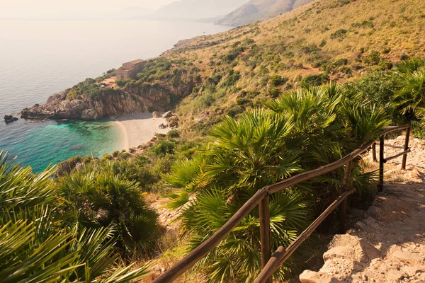 Abgelegener strand in lo zingaro np in der nähe von scopello in sizilien — Stockfoto