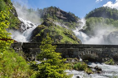 Norveç'in vahşi doğa gösterilen Latefossen şelale