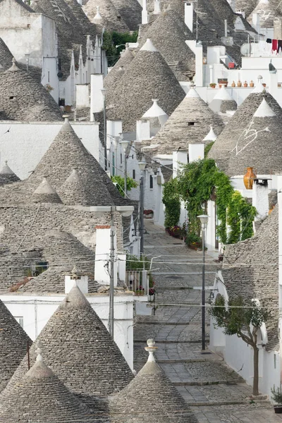 Strada con trulli case in Alberobello — Foto Stock