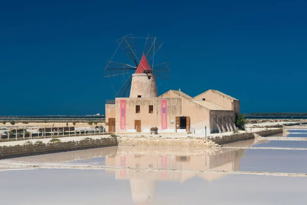 Mulino a vento e saline presso la salina di Trapani — Foto Stock