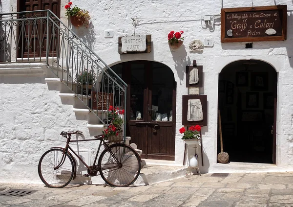 Bicicleta velha em uma cena de rua no sul da Itália — Fotografia de Stock