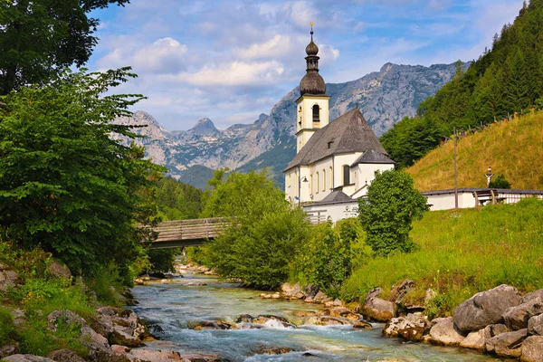 ドイツに渓流のあるアルパイン教会 — ストック写真