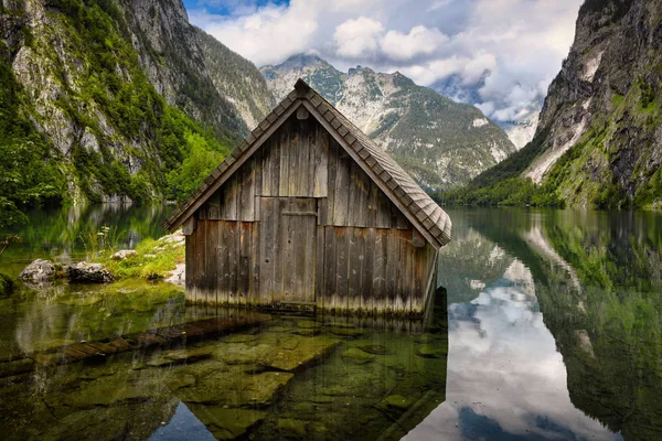 Wooden cabin surrounded by mountains in Lake Obersee — Stock Photo, Image