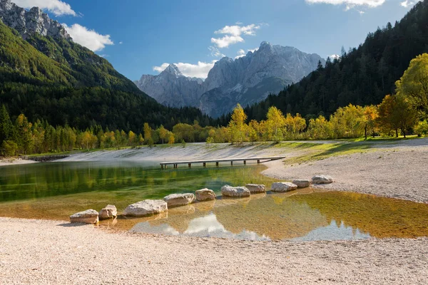 Alpské jezero Jasna na podzim ve Slovinsku Royalty Free Stock Fotografie