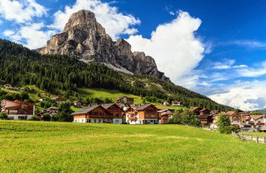 Dolomiti - Corvara Badia 'da küçük bir kasabada