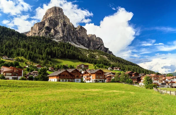 Dolomiti - Corvara i Badia liten stad — Stockfoto