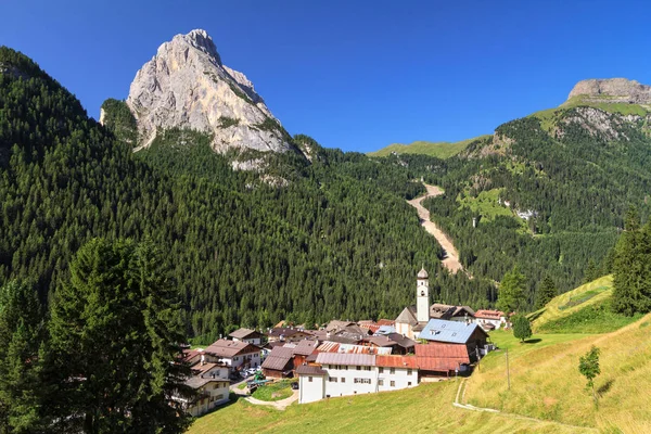 Dolomiti - Aldeia Penia — Fotografia de Stock