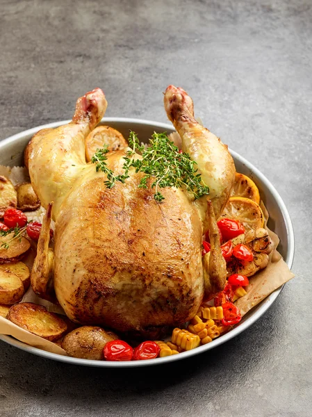 Whole roasted chicken — Stock Photo, Image