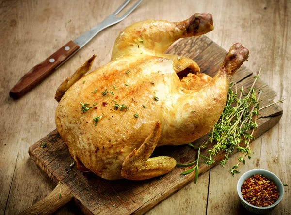 Whole roasted chicken — Stock Photo, Image