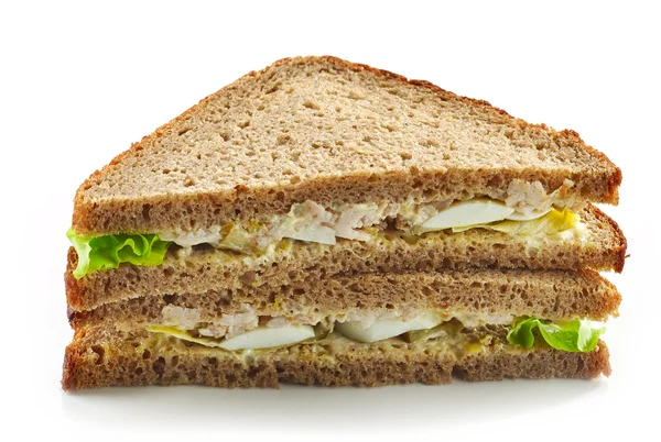 Sandwich au pain de seigle avec poulet et œuf — Photo