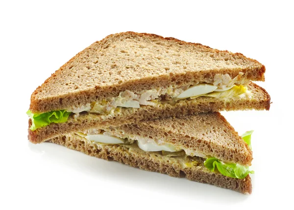 Sandwich van roggebrood met kip en ei — Stockfoto