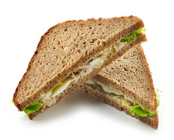 Sandwich van roggebrood met kip en ei — Stockfoto