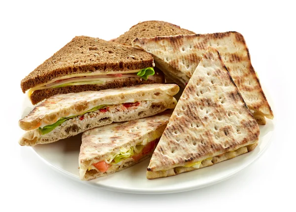 Assiette de divers sandwichs triangulaires — Photo