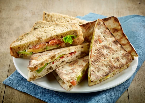 Assiette de divers sandwichs triangulaires — Photo