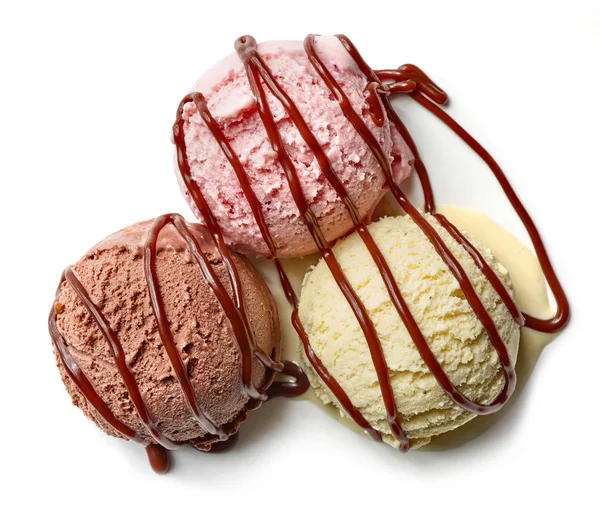 Varie palline di gelato con salsa al cioccolato — Foto Stock