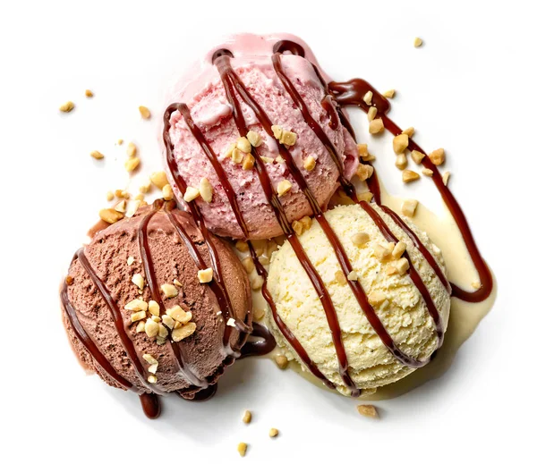 Varias bolas de helado con salsa de chocolate — Foto de Stock