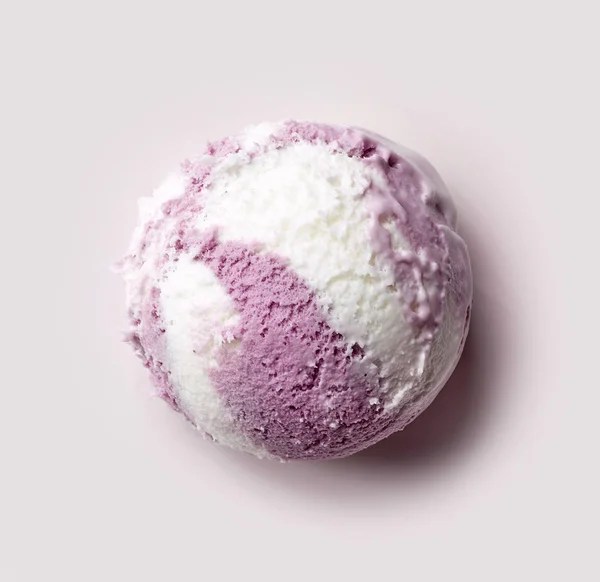 Palla di gelato alla vaniglia e mirtillo — Foto Stock