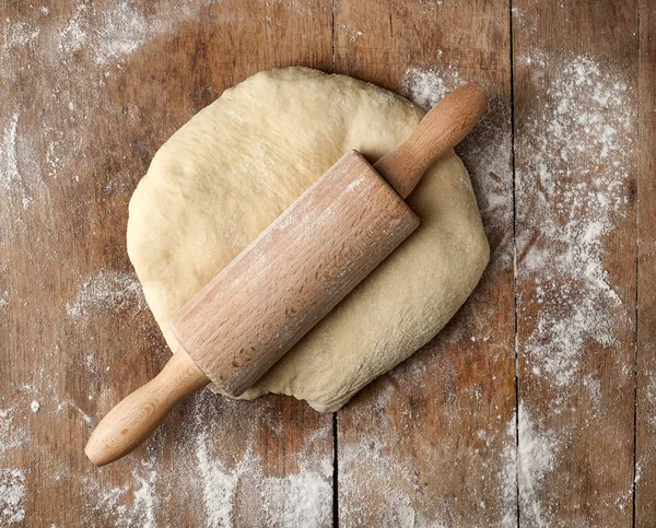 Свіже сире тісто і прокатний штифт — стокове фото