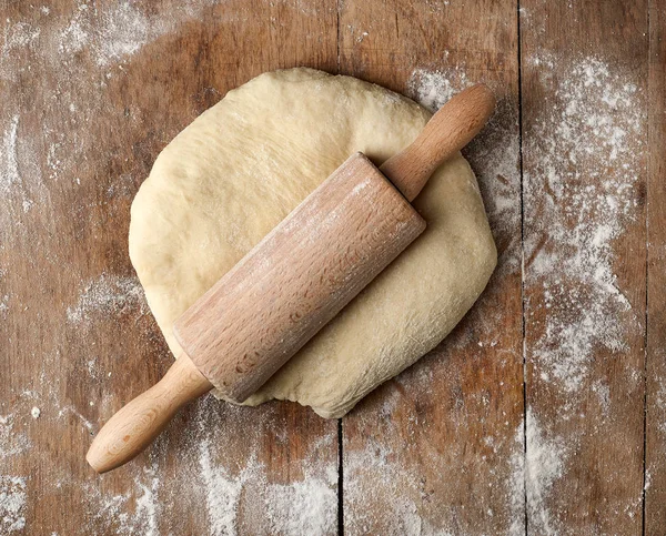 Pâte crue fraîche et rouleau à pâtisserie — Photo