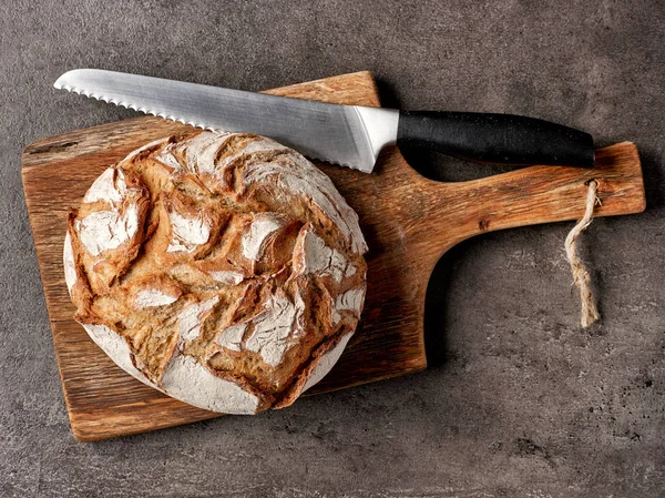 Pan recién horneado y cuchillo —  Fotos de Stock