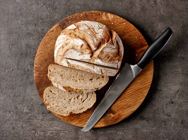 Свежеиспеченный хлеб и нож — стоковое фото