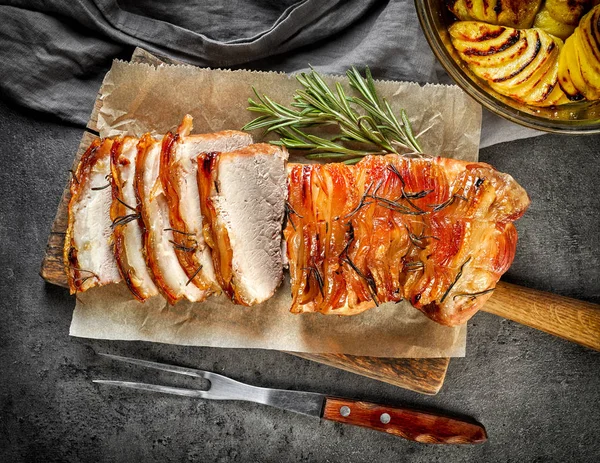 Geroosterd varkensvlees op donkere grijze tafel — Stockfoto