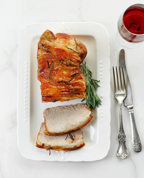 흰색 접시에 구운된 돼지고기 — 스톡 사진
