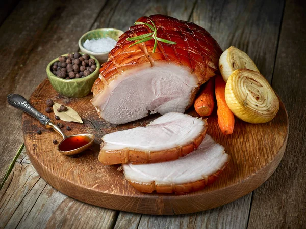 Geroosterd varkensvlees op houten snijplank — Stockfoto