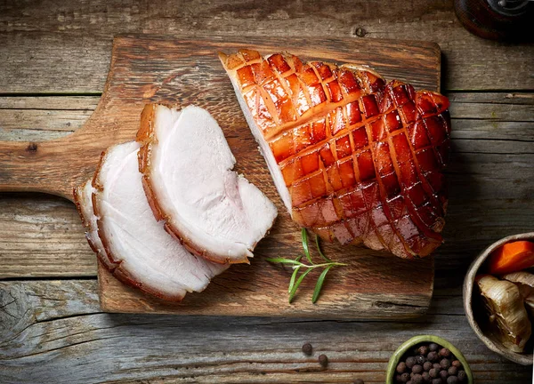 Geroosterd varkensvlees op houten snijplank — Stockfoto