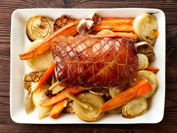 Teller mit gebratenem Schweinefleisch und Gemüse — Stockfoto