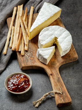 Camembert peyniri ahşap kesme tahtası üzerinde