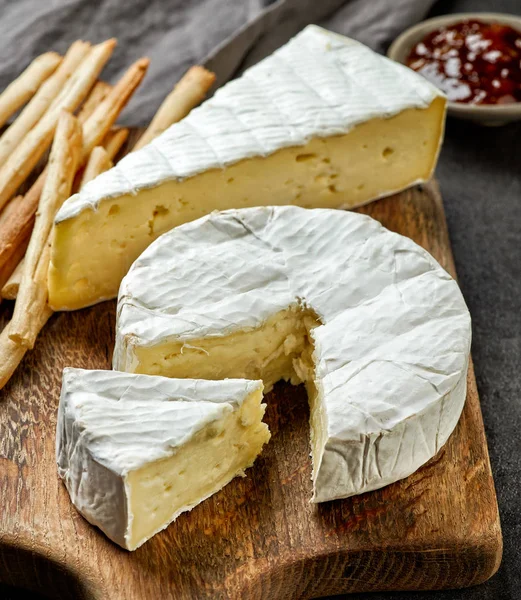 Camembert cheese on wooden cutting board — Stock Photo, Image