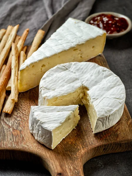 Camembert peyniri ahşap kesme tahtası üzerinde — Stok fotoğraf