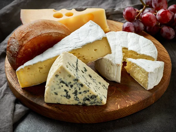 Erityyppiset juustot — kuvapankkivalokuva