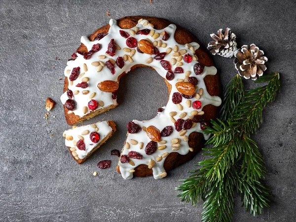 Kerst cake op grijze tafel — Stockfoto