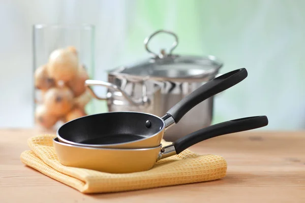 Equipamento de cozinha em mesa de madeira — Fotografia de Stock