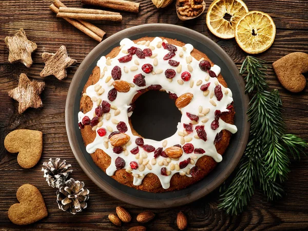 Χριστουγεννιάτικο κέικ με φρούτα και ξηρούς καρπούς — Φωτογραφία Αρχείου