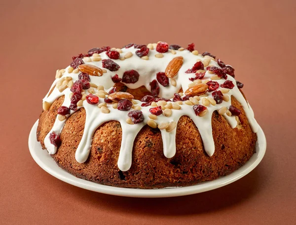 Obstkuchen auf weißem Teller — Stockfoto