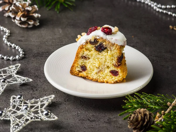 Bolo de frutas no prato branco — Fotografia de Stock